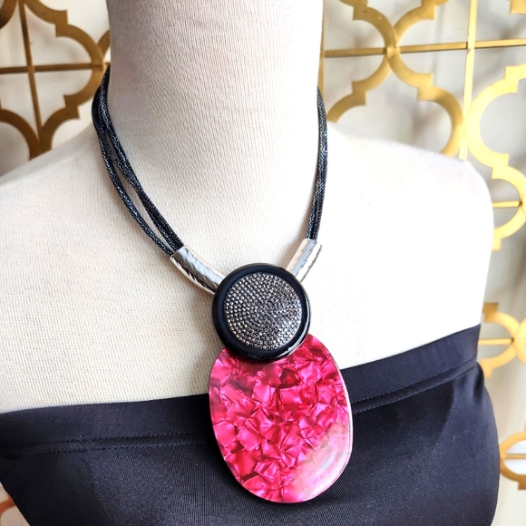 Elegant Pink and Black Pendant Necklace with Earrings Set - Picture 6 of 17